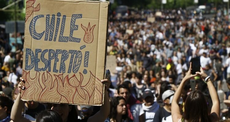 21 de octubre de 2019/SANTIAGO Cientos de personas marchan desde Manquehue hacia Plaza Italia para manifestarse pacificamente FOTO:MARIO DAVILA/AGENCIAUNO